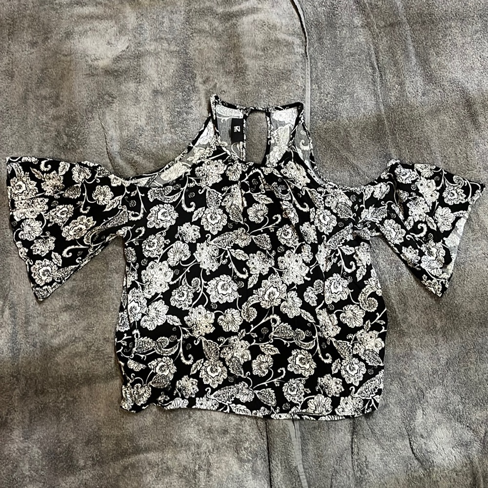 Off the shoulder halter quarter sleeved top